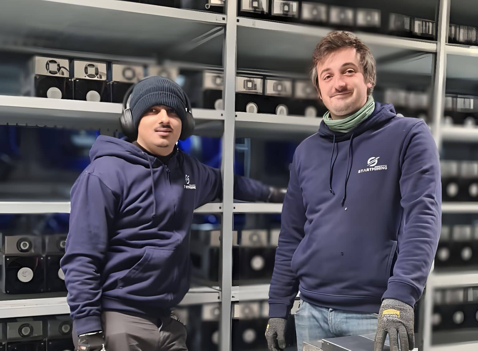 Membres de lÃ¢â‚¬â„¢ÃƒÂ©quipe StartMining dans la nouvelle ferme de minage de 3MW situÃƒÂ©e dans le nord de lÃ¢â‚¬â„¢Islande, contribuant ÃƒÂ  la croissance ÃƒÂ©conomique locale grÃƒÂ¢ce ÃƒÂ  lÃ¢â‚¬â„¢utilisation des surplus dÃ¢â‚¬â„¢ÃƒÂ©nergie.